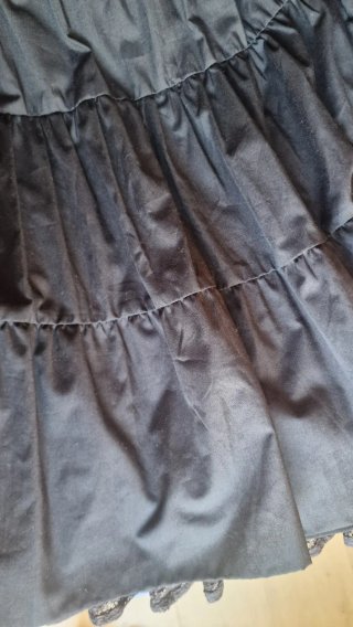 Vestido de encaje gris y negro