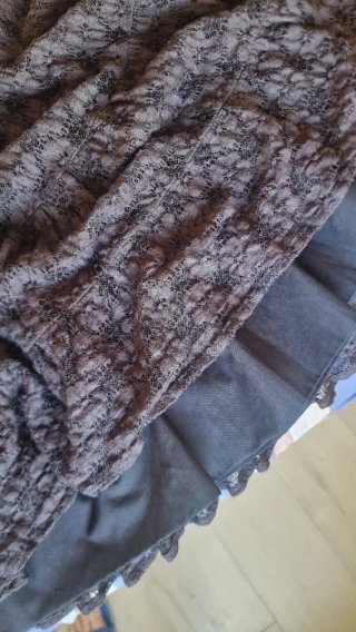 Vestido de encaje gris y negro