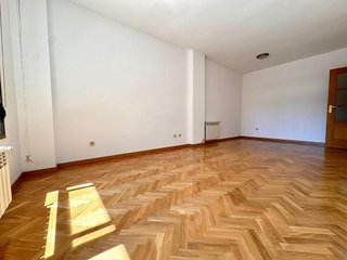 Piso en alquiler en Apóstol Santiago en Madrid