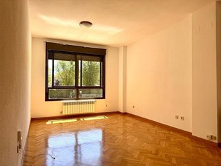 Piso en alquiler en Apóstol Santiago en Madrid