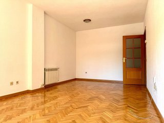 Piso en alquiler en Apóstol Santiago en Madrid