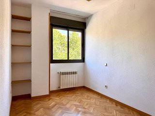 Piso en alquiler en Apóstol Santiago en Madrid