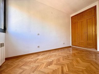 Piso en alquiler en Apóstol Santiago en Madrid