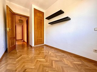 Piso en alquiler en Apóstol Santiago en Madrid