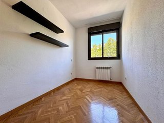 Piso en alquiler en Apóstol Santiago en Madrid