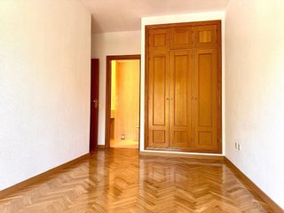 Piso en alquiler en Apóstol Santiago en Madrid