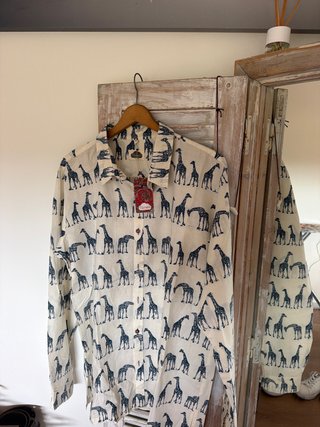 Camisa de lino con estampado de jirafas