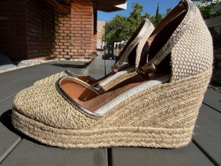 Alpargatas cuña CAFèNOIR beige/dorado