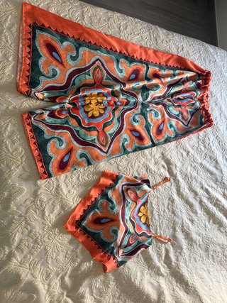 Conjunto pantalón fluido y top estampado