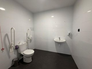 Local comercial en alquiler en Valdezarza en Madrid