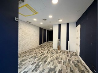 Local comercial en alquiler en Valdezarza en Madrid