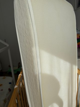 Cuna de madera con ruedas y colchón