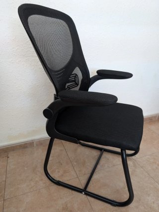 Silla de oficina negra cómoda y resistente