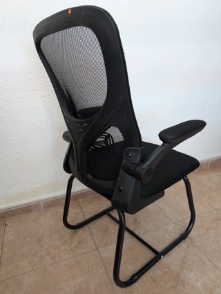 Silla de oficina negra cómoda y resistente