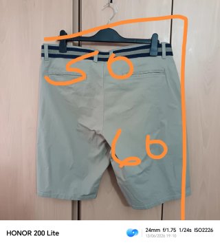 Pantalones cortos beige con cinturón