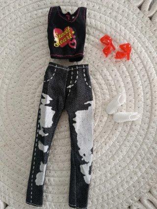 Ropa y zapatos Barbie: top, jeans y tacones