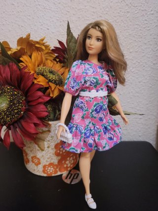 Muñeca Barbie curvy con vestido floral