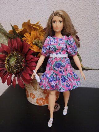 Muñeca Barbie curvy con vestido floral