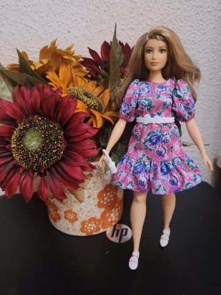 Muñeca Barbie curvy con vestido floral