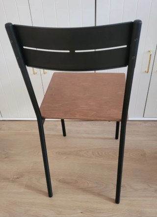Silla de madera y metal negro