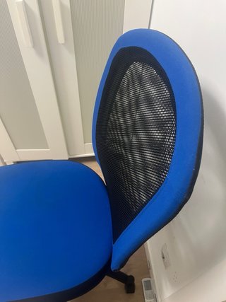 Silla de oficina azul y negra