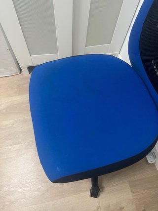 Silla de oficina azul y negra