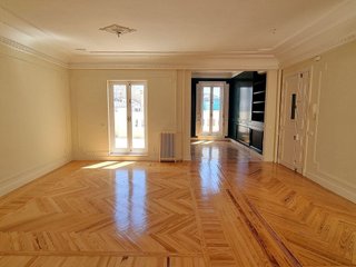 Ático en alquiler en Jerónimos en Madrid