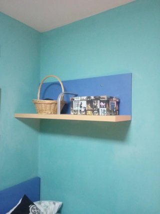 Conjunto estanterías naranja y fondo azul