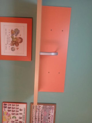 Conjunto estanterías naranja y fondo azul