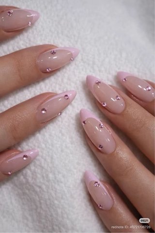 Se necesita modelo de manicura y pedicura