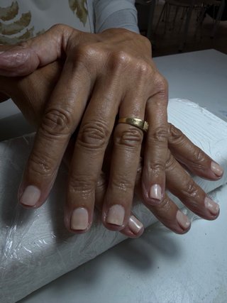 Se necesita modelo de manicura y pedicura