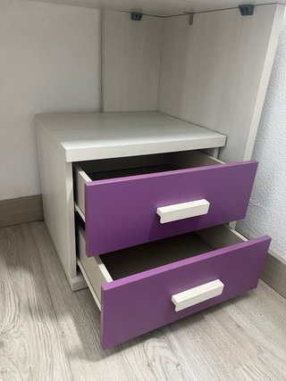Escritorio blanco y lila con mesita
