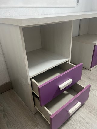 Escritorio blanco y lila con mesita