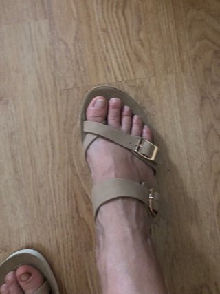 Sandalias Beige con Hebillas Doradas