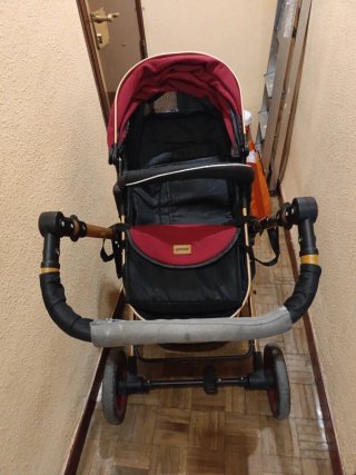 Cochecito de bebé rojo y negro