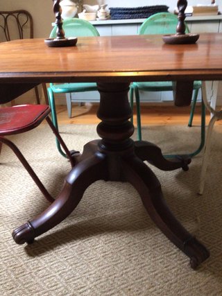 Mesa de comedor de madera antigua.