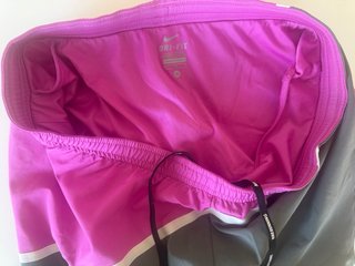 Pantalón corto running Nike mujer gris/rosa