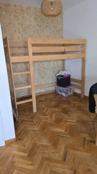 Cama alta de madera