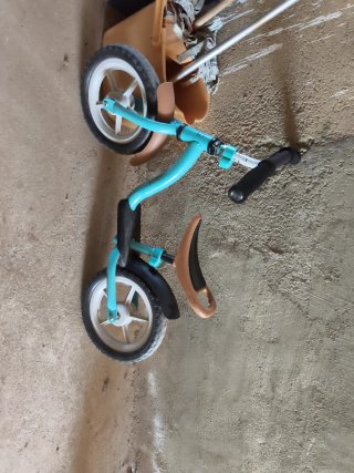 Bici sin pedales azul y marrón