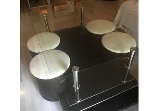 Mesa de salón con 4 puffs