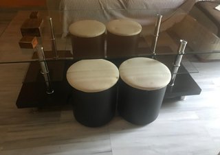 Mesa de salón con 4 puffs