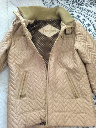 Chaqueta azul con capucha y pelo