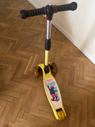 Patinete infantil 3 ruedas amarillo. Regulable.