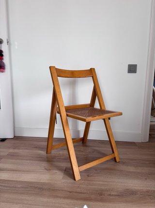 Silla plegable de madera y ratán