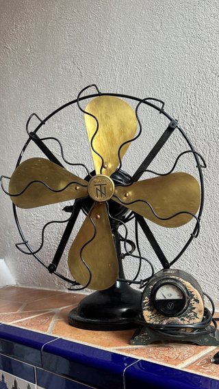 Ventilador antiguo de metal dorado