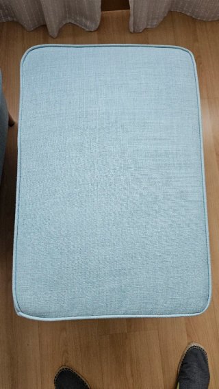 Sillón orejero IKEA STRANDMON con reposapiés