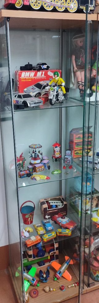 4 Vitrina completas con coleccionables 120 € una