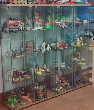 4 Vitrina completas con coleccionables 120 € una