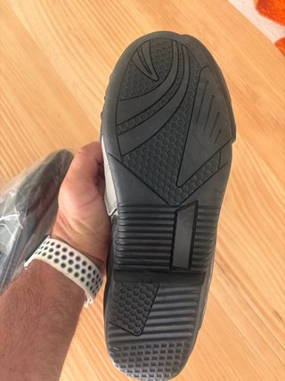 Botas de moto negras y grises