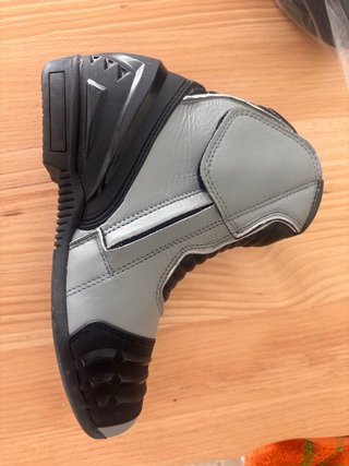 Botas de moto negras y grises